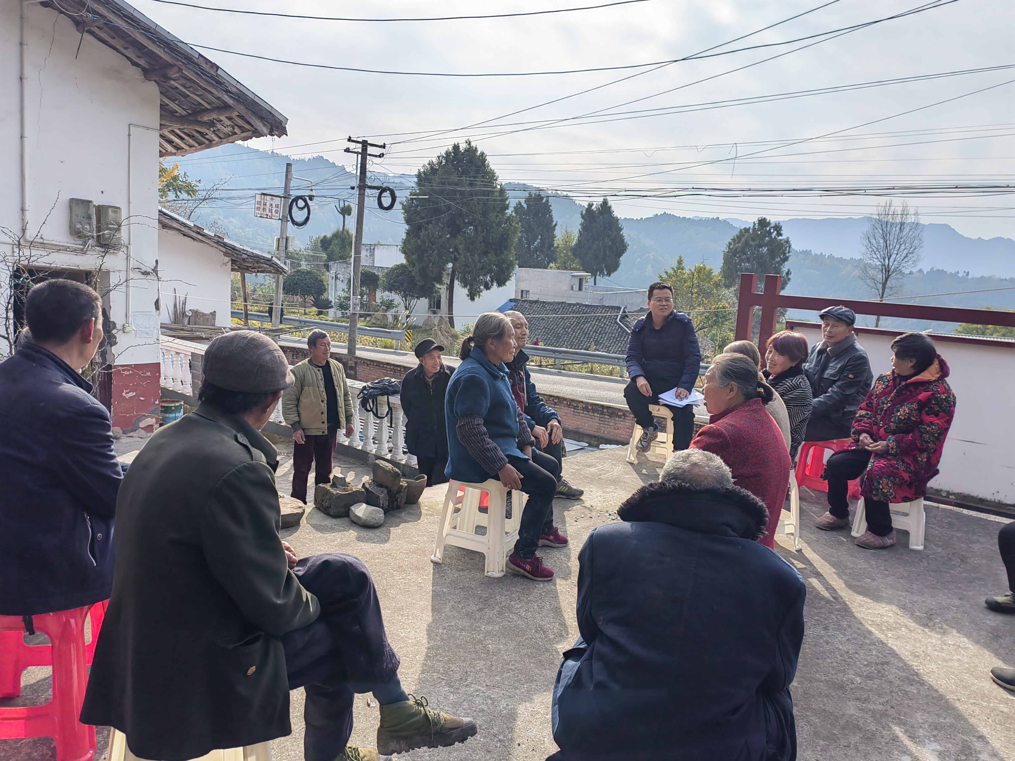 李杰超（中間）組織召開壩壩會，宣講政策，傾聽群眾意見建議_看圖王